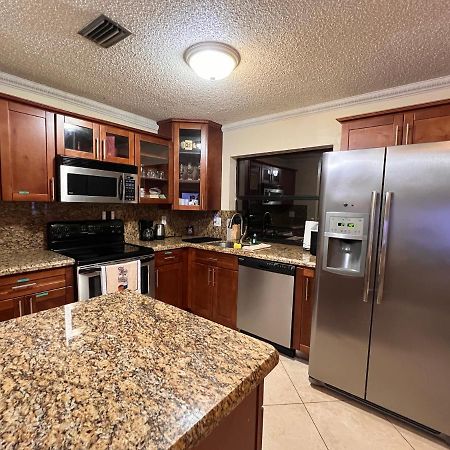 Entire Single Family Home 3 Bed 2 Bath In Water Front Big Cozy Back Yard View Coconut Creek Extérieur photo