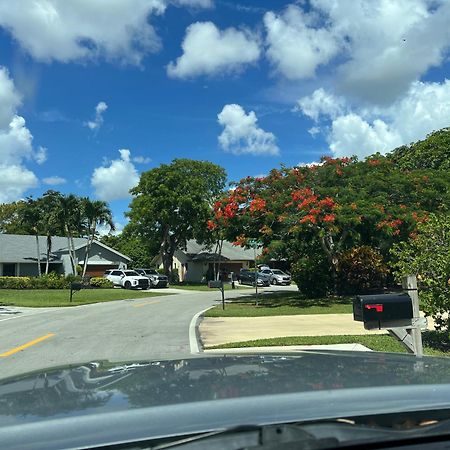 Entire Single Family Home 3 Bed 2 Bath In Water Front Big Cozy Back Yard View Coconut Creek Extérieur photo
