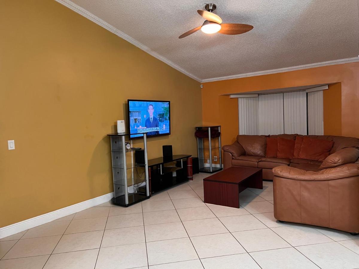 Entire Single Family Home 3 Bed 2 Bath In Water Front Big Cozy Back Yard View Coconut Creek Extérieur photo
