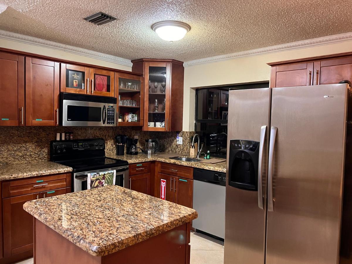 Entire Single Family Home 3 Bed 2 Bath In Water Front Big Cozy Back Yard View Coconut Creek Extérieur photo
