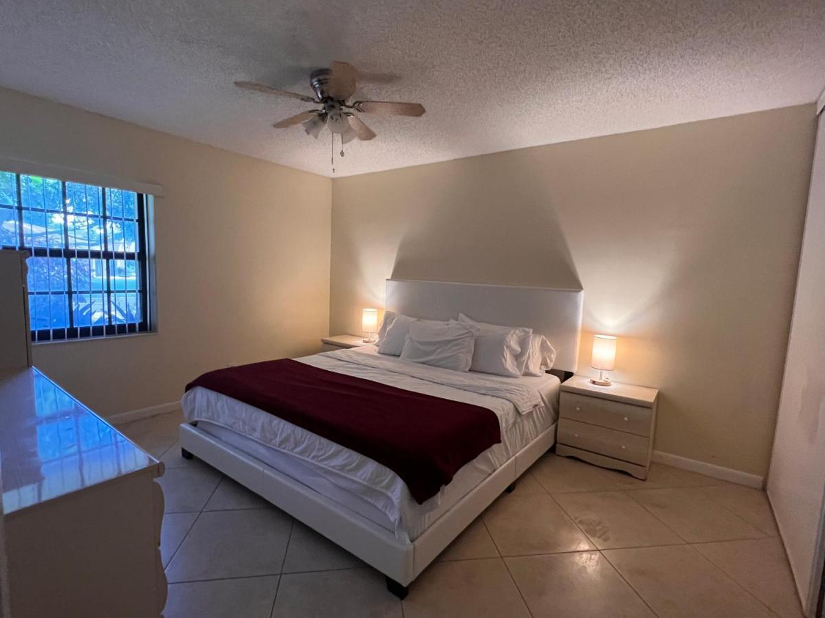 Entire Single Family Home 3 Bed 2 Bath In Water Front Big Cozy Back Yard View Coconut Creek Extérieur photo